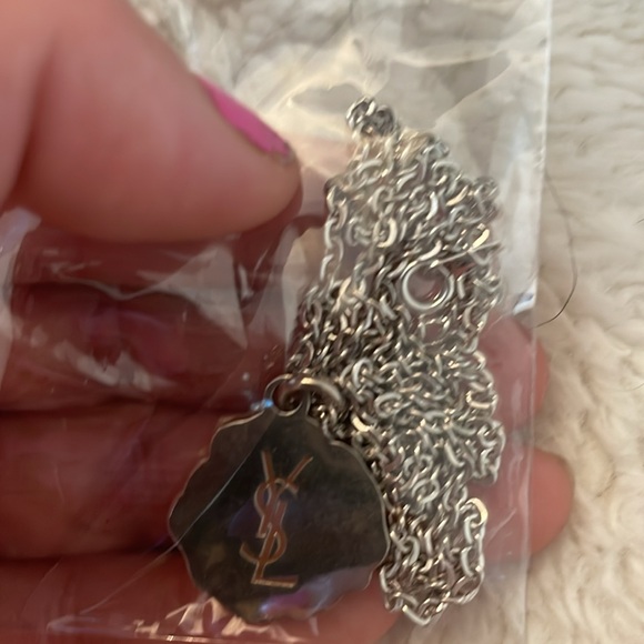 100% Authentic Yves Saint Laurent Small Chain Link Rose Necklace - Picture 3 of 3